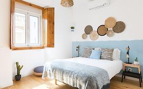 Feel Home in this Stunning Renovated Nest in Graça